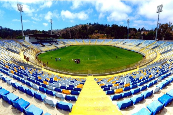 Esta mañana fue revisado el estadio Sausalito par el duelo entre Everton y Universidad Católica