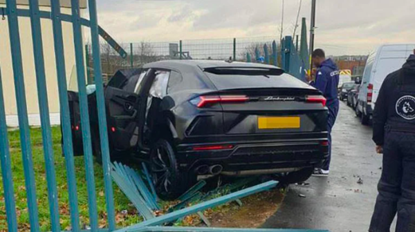 Así quedó el lujoso Lamborghini Urus V8 del futbolista de Aston Villa Kortney Hause tras chocar contra un jardín infantil. (Foto: captura)