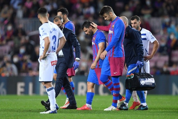 Sergio Agüero tuvo que abandonar el partido entre Barcelona y Alavés tras sufrir fuertes dolores en su pecho que lo mantienen alejado de las canchas. (Foto: Getty)