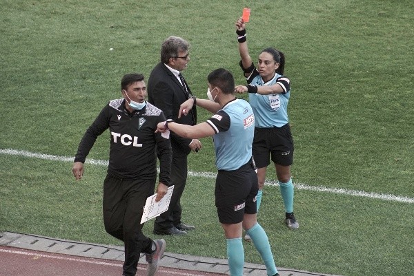 María Belén Carvajal le mostró roja a Héctor Robles en Wanderers: histórico debut de una mujer como árbitro principal en la Primera División masculina.