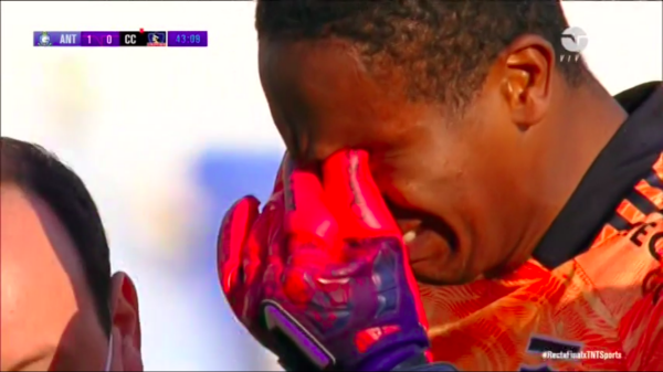 Carabalí abandona la cancha entre lágrimas tras ser expulsado en la última fecha del Campeonato Nacional. (Foto: captura)