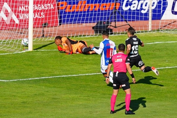 Colo Colo perdió ante Antofagasta con un penal apenas partía el cotejo y terminó con Carabalí expulsado. | Foto: Guille Salazar