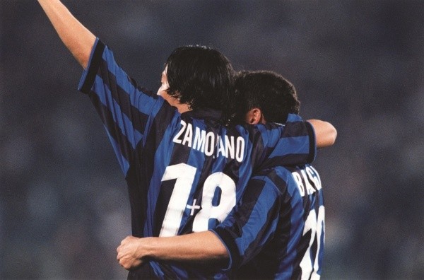 El festejo de Iván Zamorano en la noche de Roma. Foto. Inter.it