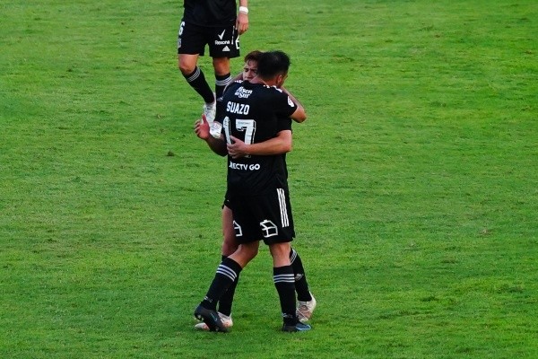 Gabriel Suazo se fundió en un abrazo con Leo Gil tras el final del Campeonato. Ambos pueden partir de Colo Colo. | Foto: Guille Salazar
