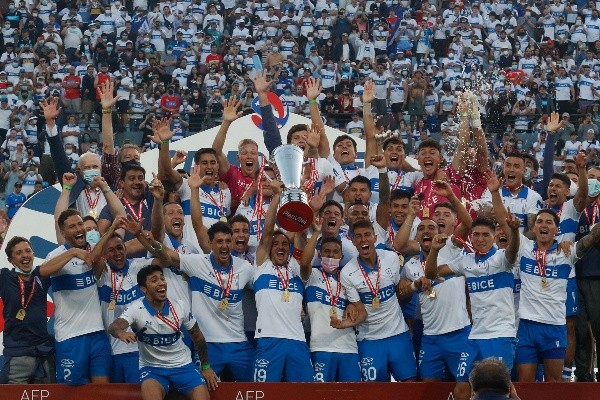 A pesar de las dificultades iniciales, Universidad Católica sacó toda la fuerza necesaria y logró conseguir un histórico tetracampeonato dejando segundo a Colo Colo. (Foto: Agencia UNO)