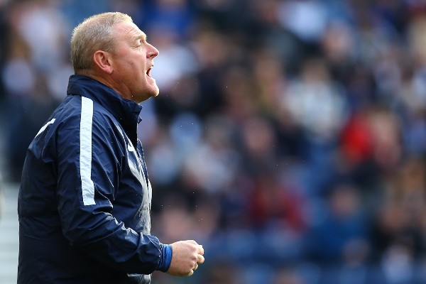 Frankie McAvoy fue despedido de la banca del Preston North End tras sufrir al goleador Ben Brereton Díaz. Foto: Getty Images
