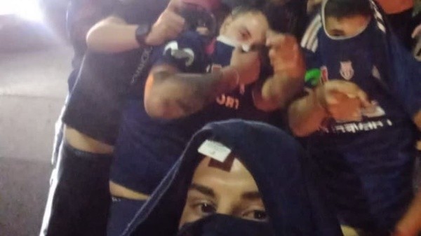 Los hinchas azules se tomaron fotos con los celulares robados.