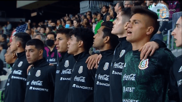 Benja Galdames cantó a todo pulmón el himno mexicano en su especial duelo contra la selección chilena. (Fotos: capturas CHV)
