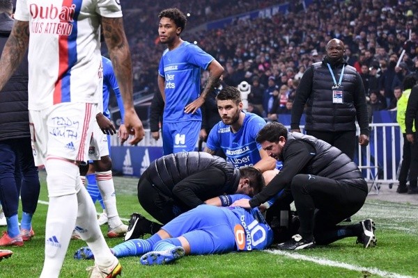 Dimitri Payet recibió botellazo de un hincha del Lyon, que terminó arrestado y sin poder entrar a un estadio por cinco años