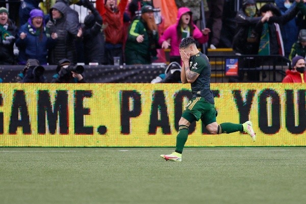 Felipe Mora festeja su épico golazo en la final de la MLS.