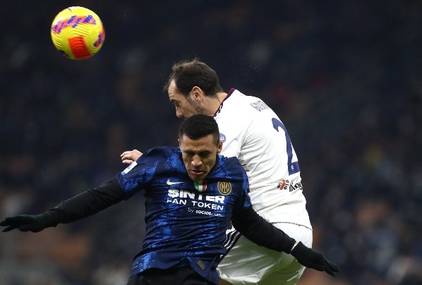 Alexis peleó con la defensa de Cagliari todo el partido