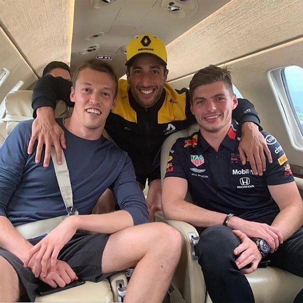Daniil Kvyat (a la izquierda) junto a Max Verstappen en 2019. Foto: Instagram @maxverstappen1