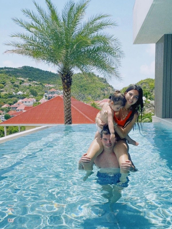 Kelly Piquet y Max disfrutan en la piscina junto a la hija que la modelo brasileña tuvo con el piloto Daniil Kvyat. Foto: Instagram @kellypiquet