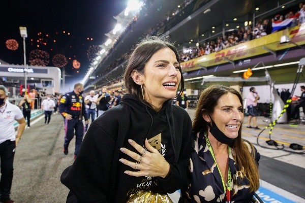 Kelly se muestra emocionada tras el triunfo de Verstappen en Abu Dhabi. Foto: Getty