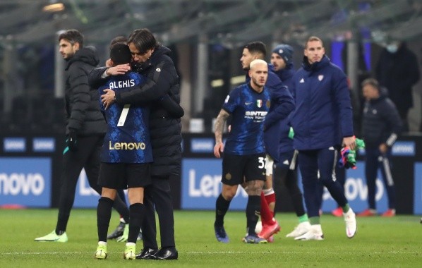 Tras una gran actuación, Alexis Sánchez recibió la cariñosa felicitación de su entrenador Simone Inzaghi, que ubicó al Inter de Milán primero en la tabla. (Foto: Getty)
