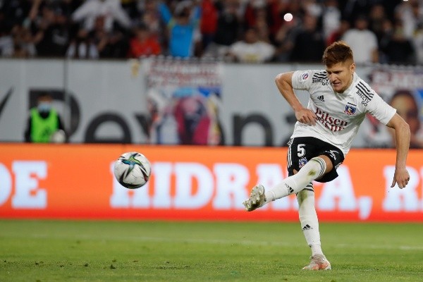 La zurda de Leonardo Gil rindió frutos en el Monumental. Foto: Agencia Uno.