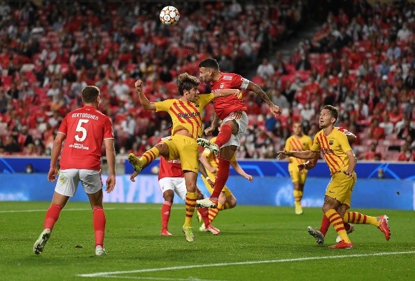 Nicolás Otamendi fue parte de la victoria de Benfica sobre Barcelona por 3-0 en la Champions League. (Foto: Getty)