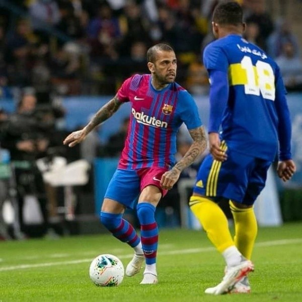 Dani Alves hizo su redebut con la camiseta de Barcelona ante Boca Juniors por la Copa Maradona