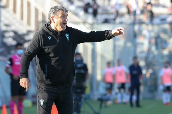 Emiliano Astorga lo intentó pero no pudo salvar a Santiago Wanderers del descenso y una vez que se concretó la caída del club a la B fue despedido con polémica. Y ahora suena en la banca de Cobreloa. (Foto: Agencia UNO)