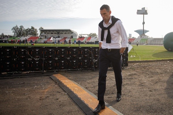 Tras caer por 3-0 ante Palestino en agosto, Gustavo Poyet partió junto a su conflictivo hijo de San Carlos de Apoquindo y aún no ha encontrado equipo para seguir su carrera. (Foto: Agencia UNO)