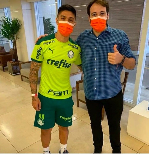 Valber está a detalles de estampar su firma en el Verdao.