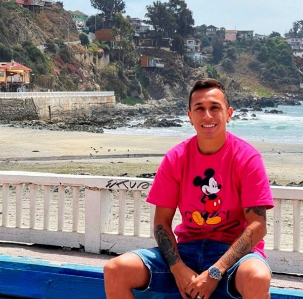 Fabián Orellana disfrutando de sus vacaciones en las costas de nuestro país. (Foto: Captura)