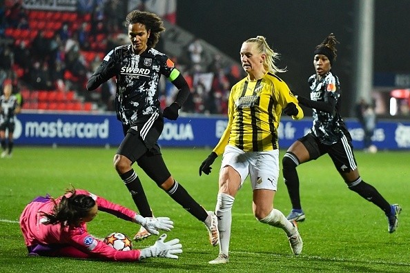 Tiane Endler en la victoria del Olympique Lionnais frente al Hacken en Champions Femenina.