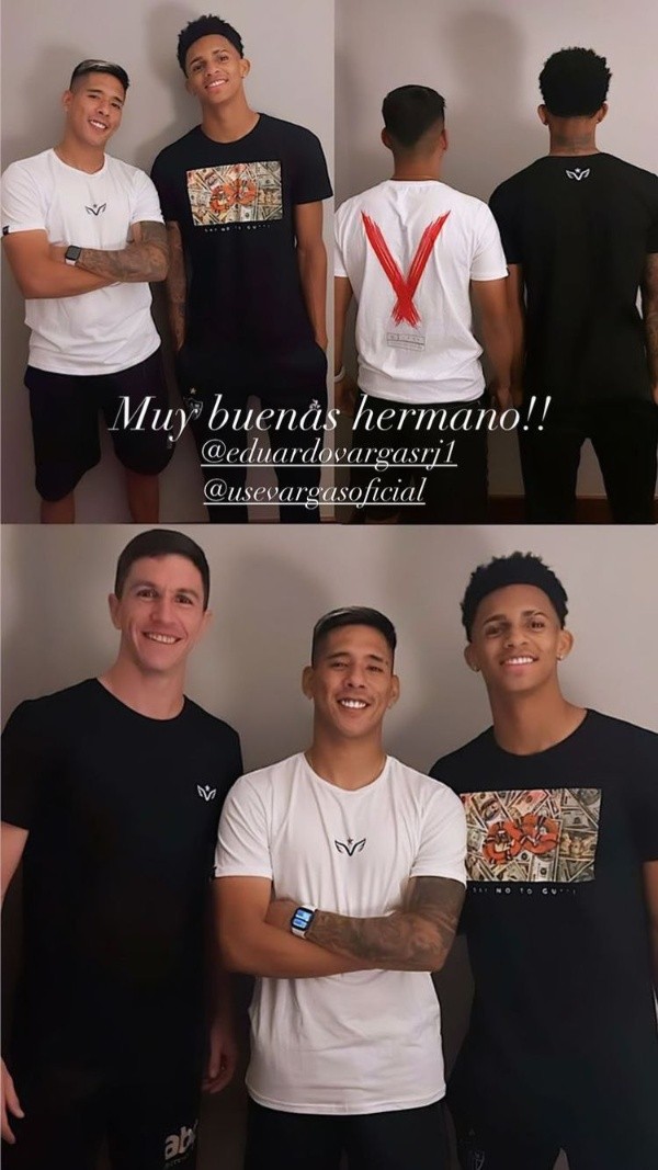 Los compañeros del Atlético Mineiro luciendo la ropa de Eduardo Vargas