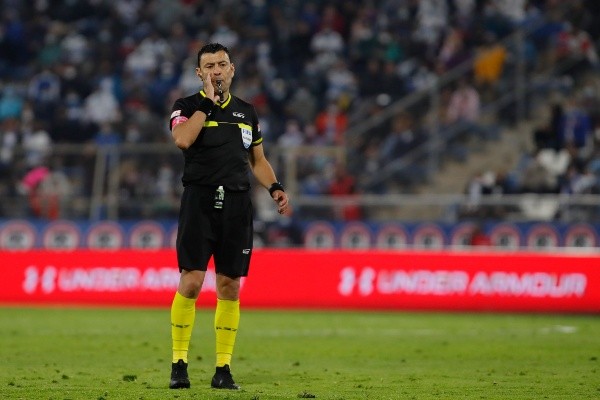 El arbitraje chileno tuvo varias polémicas esta temporada. No obstante, Javier Castrilli felicitó a los jueces aún en un año donde hubo castigos de Conmebol. Foto: Agencia Uno