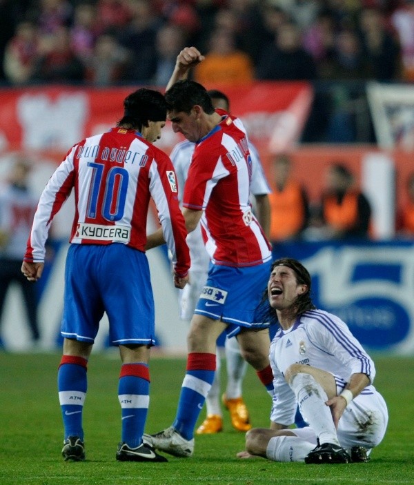 Kun Agüero y Sergio Ramos se enfrentaron en el derbi madrileño y sacaron chispas con sus choques en La Liga de España. (Foto: Getty)