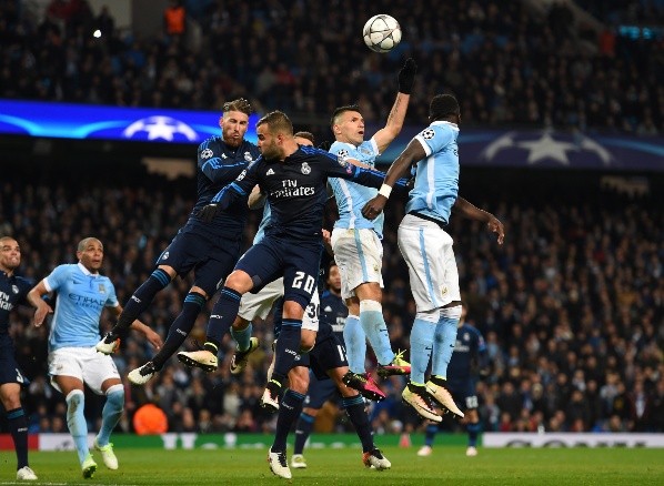 Agüero y Ramos disputan un balón en la semifinal de la Champions League 2016 entre el Manchester City y el Real Madrid en el Etihad Stadium. (Foto: Getty)