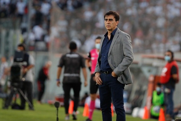 Gustavo Quinteros ha sufrido con la contratación de un centrodelantero desde su llegada a Colo Colo. (Foto: Agencia UNO)