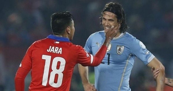Jarita y Cavani, dos viejos conocidos de los choques entre la selección chilena y Uruguay.