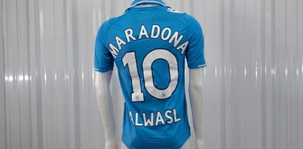 Por esta camiseta de Maradona se pagaron 1.500 dólares.