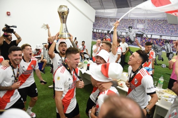 Paulo Díaz festeja eufórico con la copa en la mano. Foto: Twitter.