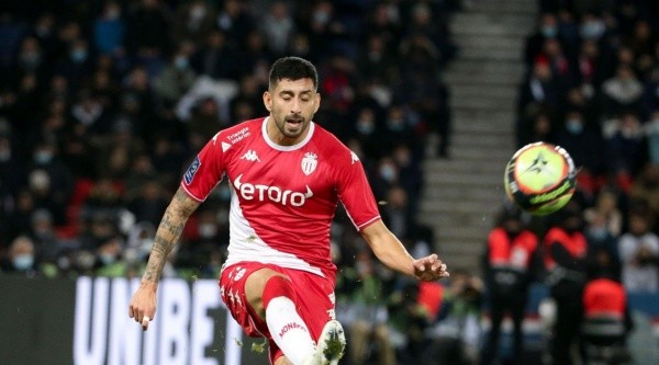 PARIS, FRANCE - DECEMBER 12: Guillermo Maripan of Monaco during the Ligue 1 Uber Eats match between Paris Saint-Germain (PSG) and AS Monaco (ASM) at Parc des Princes stadium on December 12, 2021 in Paris, France. (Photo by John Berry/Getty Images)