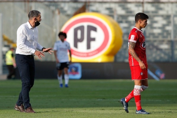 Vojvoda dirigiendo a La Calera ante Colo Colo en el Monumental. Foto: Agencia Uno.