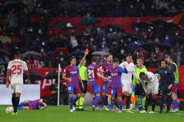 Sevilla se quedó con uno menos contra Barcelona por la tonta expulsión de Jules Koundé tras la agresión a Jodi Alba: pelotazo a la cara. (Foto: Getty Images)