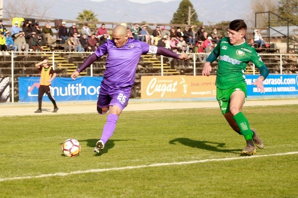 Humberto Suazo explotó como profesional en el 2002 con la camiseta de San Antonio Unido. Tras ello, regresó en el 2017 y se retiró, pero volvería un año más tarde para seguir estirando su leyenda. Foto: Agencia Uno