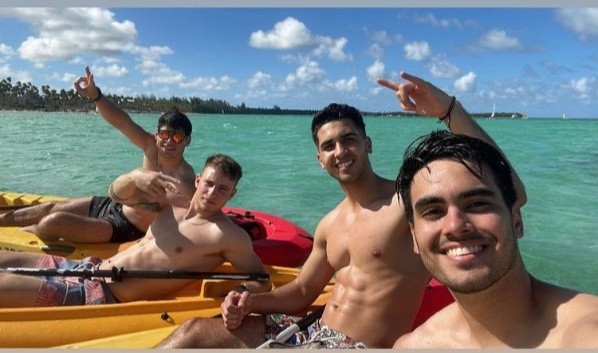 Bruno en compañía de los hijos de Gustavo Quinteros en Miami