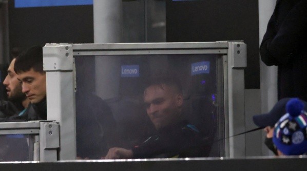 Lautaro Martínez seguía enojado en la banca tras ser reemplazado por Alexis.
