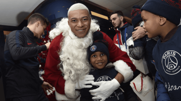 Kylian Mbappé participó de Viejito Pascuero en una fiesta del PSG junto a varios pequeños hinchas (Getty Images)