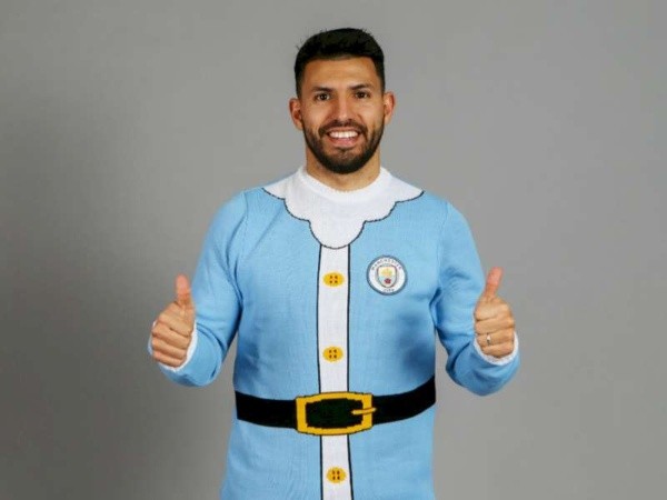 El Kun Agüero no quiso llevar los colores del archirrival así que fue un Viejo Pascuero celeste y blanco (Manchester City)