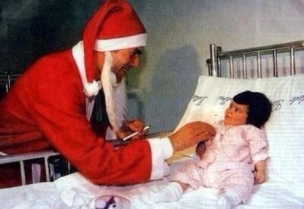 Zinedine Zidane demostró toda su categoría al sorprender a los niños internados en un hospital vestido de Viejito Pascuero (El País)