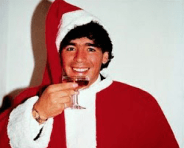Diego Maradona cuando tenía Italia a sus pies se vistió de Viejito Pascuero (Archivo)