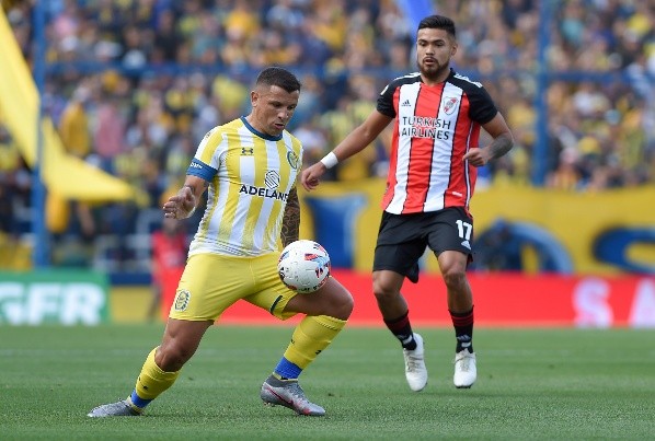 ROSARIO, ARGENTINA - NOVEMBER 28:Emiliano Vecchio Of Rosario Central and Paulo Díaz of River Plate figth for the ball during a match between ROSARIO, ARGENTINA - NOVEMBER 28: at Estadio Gigante de Arroyito on November 28, 2021 in Rosario, Argentina. (Photo by Luciano Bisbal/Getty Images)-Not Released (NR)