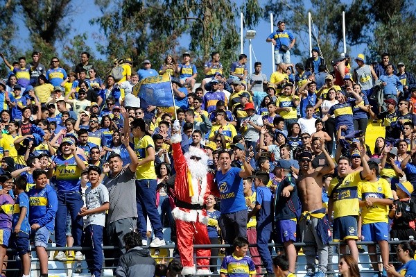 El Viejito Pascuero escucha los pedidos de la familia del fútbol chileno con atención. Foto: Agencia Uno
