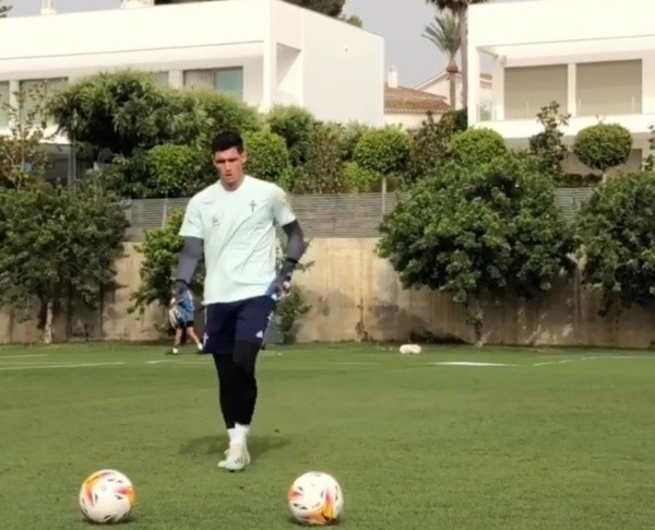 El portero que pertenece a Cruzados deberá enfrentar al Betis el próximo fin de semana.