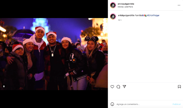 Erick Pulgar junto a su familia en Disneyland París. (Foto: Captura)