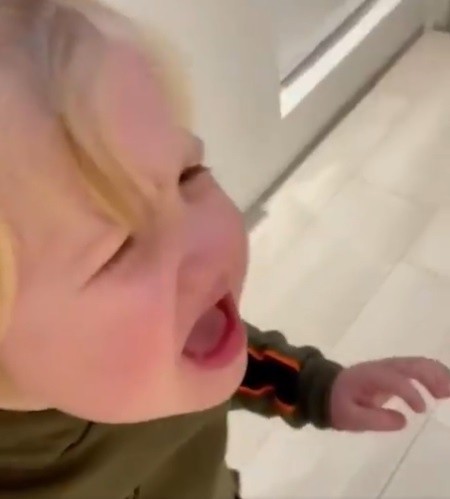 El hijo de De Bruyne se asustó, pero de inmediato vio que se trataba de su padre y pasó del llanto a la risa.